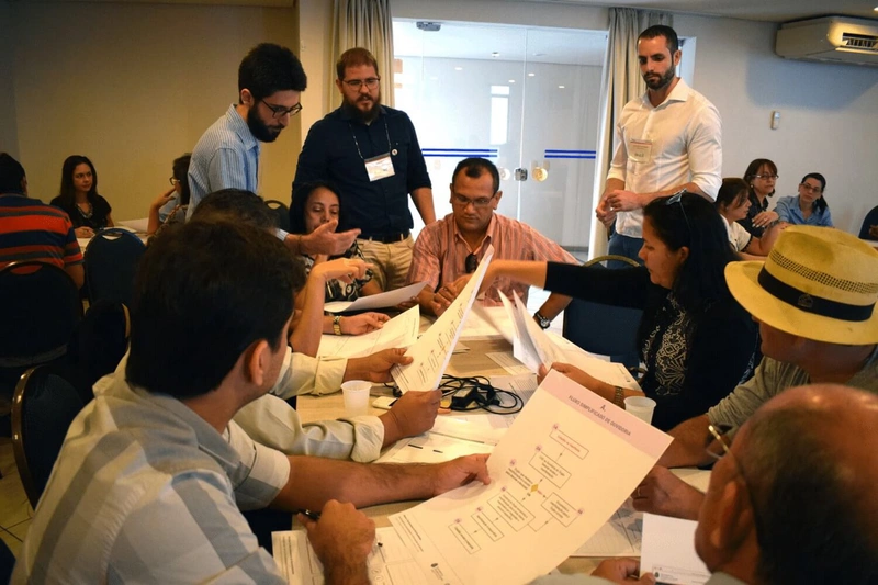 Standing up, from left to right: myself, Alexandre Ferreira and Paulo Latancia, both project's product designers. The others are participants of one of the project's workshop. Source: ceara.caiena.net